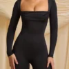 Elvina Petite Jumpsuit aus geschmeidigem Jersey mit Wasserfallausschnitt in Schwarz