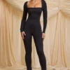 Elvina Petite Jumpsuit aus geschmeidigem Jersey mit Wasserfallausschnitt in Schwarz