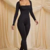 Elvina Petite Jumpsuit aus geschmeidigem Jersey mit Wasserfallausschnitt in Schwarz