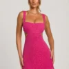 Emilion verziertes Minikleid mit Cut-outs in Fuchsia Emilion verziertes Minikleid mit Cut-outs in Fuchsia