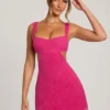 Emilion verziertes Minikleid mit Cut-outs in Fuchsia Emilion verziertes Minikleid mit Cut-outs in Fuchsia