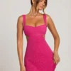 Emilion verziertes Minikleid mit Cut-outs in Fuchsia Emilion verziertes Minikleid mit Cut-outs in Fuchsia