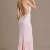 Emmeline Chiffon-Kleid mit Wasserfallausschnitt und offenem Rücken in Babyrosa