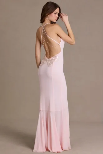 Emmeline Chiffon-Kleid mit Wasserfallausschnitt und offenem Rücken in Babyrosa
