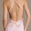 Emmeline Chiffon-Kleid mit Wasserfallausschnitt und offenem Rücken in Babyrosa