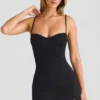 Emmy Modal-Minikleid mit Herzausschnitt und A-Linien-Schnitt in Schwarz