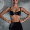 Enchant Me Vinyl-BH mit geschwungenen Cups in Schwarz Enchant Me Vinyl-BH mit geschwungenen Cups in Schwarz