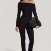 Erisen Modal-Jumpsuit mit schulterfreiem Ausschnitt und langen Ärmeln in Schwarz