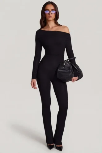 Erisen Modal-Jumpsuit mit schulterfreiem Ausschnitt und langen Ärmeln in Schwarz