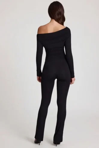 Erisen Modal-Jumpsuit mit schulterfreiem Ausschnitt und langen Ärmeln in Schwarz