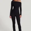 Erisen Modal-Jumpsuit mit schulterfreiem Ausschnitt und langen Ärmeln in Schwarz