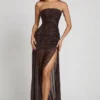 Ersilia verziertes Bandeau-Maxikleid mit Raffungen in Schlangen-Hotfix