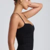 Esme Modal-Oberteil mit Rüschen und Lagenlook in Schwarz Esme Modal-Oberteil mit Rüschen und Lagenlook in Schwarz