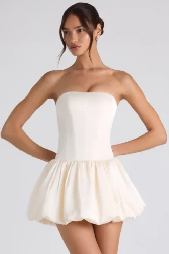 Fabiola Minikleid mit Schnürung und ausgestellter Säume in Elfenbein