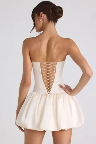 Fabiola Minikleid mit Schnürung und ausgestellter Säume in Elfenbein