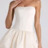 Fabiola Minikleid mit Schnürung und ausgestellter Säume in Elfenbein