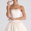 Fabiola Minikleid mit Schnürung und ausgestellter Säume in Elfenbein