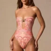 Faye Cut-Out-Bandeau-Badeanzug mit Paisley-Print