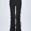 Felicity Mid-Rise-Hose mit Rüschen und ausgestelltem Bein in Schwarz Felicity Mid-Rise-Hose mit Rüschen und ausgestelltem Bein in Schwarz