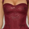 Felicity verziertes Neckholder-Minikleid mit Bubble-Saum in Weinrot Felicity verziertes Neckholder-Minikleid mit Bubble-Saum in Weinrot