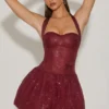 Felicity verziertes Neckholder-Minikleid mit Bubble-Saum in Weinrot Felicity verziertes Neckholder-Minikleid mit Bubble-Saum in Weinrot