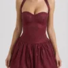 Felicity verziertes Neckholder-Minikleid mit Bubble-Saum in Weinrot Felicity verziertes Neckholder-Minikleid mit Bubble-Saum in Weinrot