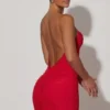 Femi Minikleid mit Rüschen und rückenfreiem Ausschnitt in Rot
