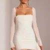 Ferrara Langarm-Minikleid mit verziertem Wasserfallausschnitt in Weiß Ferrara Langarm-Minikleid mit verziertem Wasserfallausschnitt in Weiß