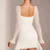Ferrara Langarm-Minikleid mit verziertem Wasserfallausschnitt in Weiß Ferrara Langarm-Minikleid mit verziertem Wasserfallausschnitt in Weiß