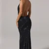 Feyre Verziertes rückenfreies Kleid mit Wasserfallausschnitt in Schwarz