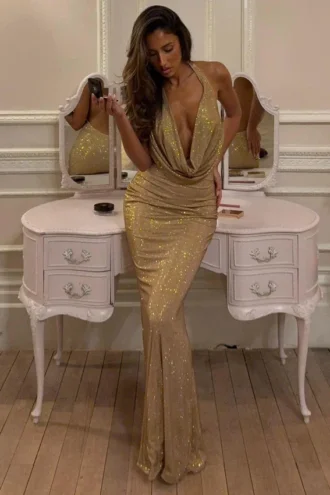 Feyre Verziertes rückenfreies Maxikleid mit Wasserfallausschnitt in Gold