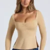 Fiora Modal-Oberteil mit Herzausschnitt und tiefem Rückenausschnitt in Sand Fiora Modal-Oberteil mit Herzausschnitt und tiefem Rückenausschnitt in Sand