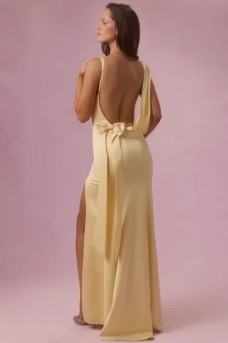 Florienne Satin-Brautjungfernkleid mit Drapierung in Buttergelb