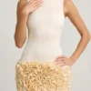 Florrie Satin-Minikleid mit Blumenapplikationen und offenem Rücken in Elfenbein Florrie Satin-Minikleid mit Blumenapplikationen und offenem Rücken in Elfenbein