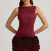 Florrie Satin-Minikleid mit Blumenapplikationen und offenem Rücken in Weinrot Florrie Satin-Minikleid mit Blumenapplikationen und offenem Rücken in Weinrot