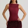 Florrie Satin-Minikleid mit Blumenapplikationen und offenem Rücken in Weinrot Florrie Satin-Minikleid mit Blumenapplikationen und offenem Rücken in Weinrot