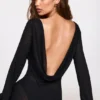 Frances transparentes Jersey-Maxikleid mit langen Ärmeln und rückenfreiem Ausschnitt in Schwarz