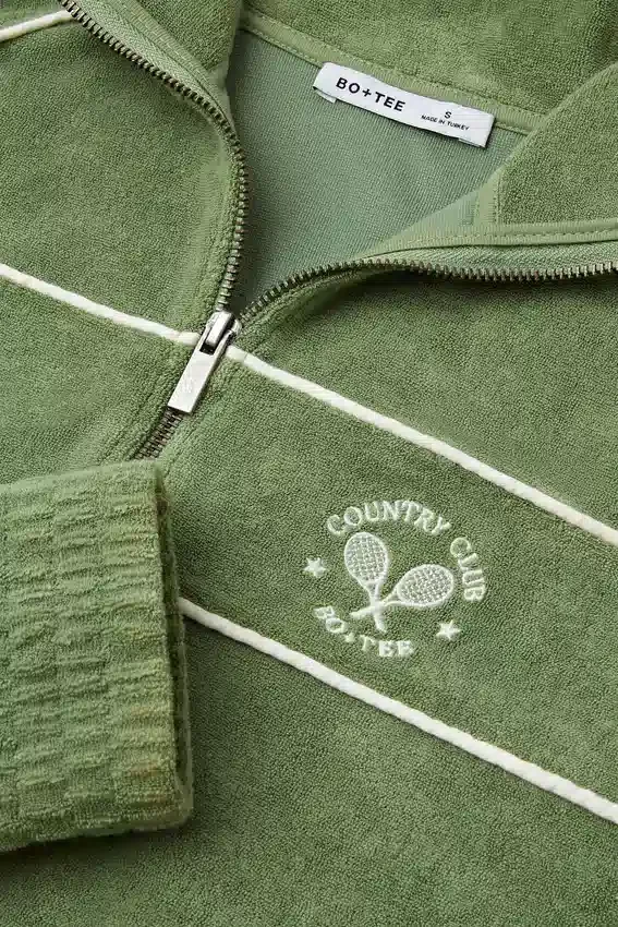 Frottee-Sweatshirt mit Reißverschluss und verkürztem Schnitt in Grün Frottee-Sweatshirt mit Reißverschluss und verkürztem Schnitt in Grün
