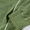 Frottee-Sweatshirt mit Reißverschluss und verkürztem Schnitt in Grün Frottee-Sweatshirt mit Reißverschluss und verkürztem Schnitt in Grün