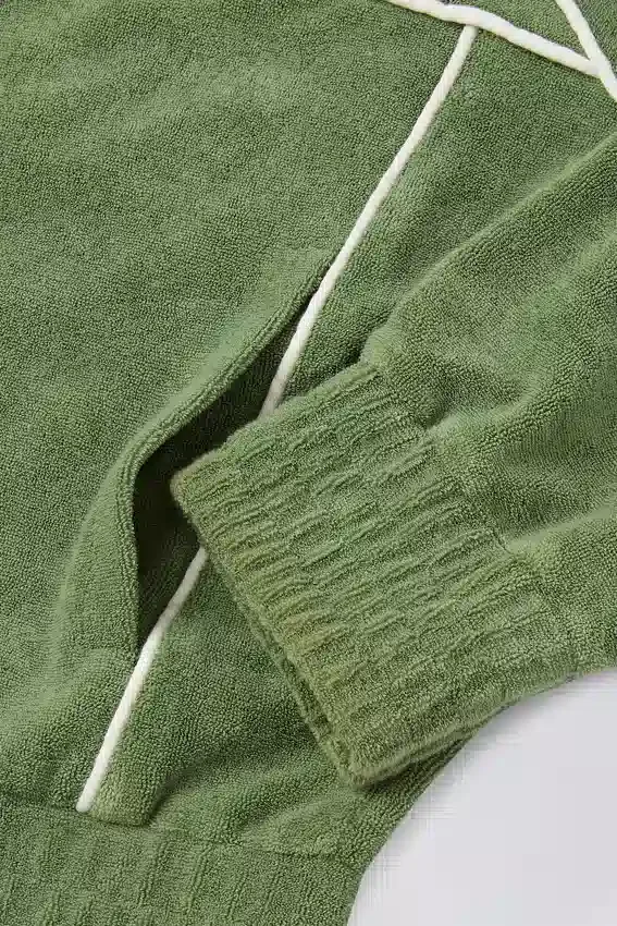 Frottee-Sweatshirt mit Reißverschluss und verkürztem Schnitt in Grün Frottee-Sweatshirt mit Reißverschluss und verkürztem Schnitt in Grün