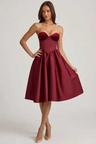 Gabrielle trägerloses Midi-Korsettkleid in Weinrot