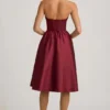 Gabrielle trägerloses Midi-Korsettkleid in Weinrot