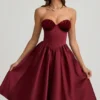 Gabrielle trägerloses Midi-Korsettkleid in Weinrot