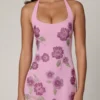 Galene Minikleid mit Neckholder und Verzierungen in zartem Rosa Galene Minikleid mit Neckholder und Verzierungen in zartem Rosa
