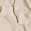 Gebürsteter Jersey-Cropped-Shrug mit Kapuze in Ecru Gebürsteter Jersey-Cropped-Shrug mit Kapuze in Ecru