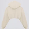 Gebürsteter Jersey-Cropped-Shrug mit Kapuze in Ecru Gebürsteter Jersey-Cropped-Shrug mit Kapuze in Ecru