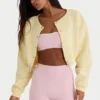 Gekürzte Strickjacke aus gebürstetem Jersey mit Knopfleiste in zartem Gelb Gekürzte Strickjacke aus gebürstetem Jersey mit Knopfleiste in zartem Gelb