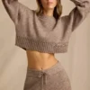 Gekürzter Pullover aus geripptem Strick in Braun meliert Gekürzter Pullover aus geripptem Strick in Braun meliert