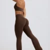 Geraffte, ausgestellte Hose aus gebürstetem Jersey in Pecan-Mélange Geraffte, ausgestellte Hose aus gebürstetem Jersey in Pecan-Mélange