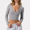 Gerafftes, langärmeliges Crop-Top in Grau